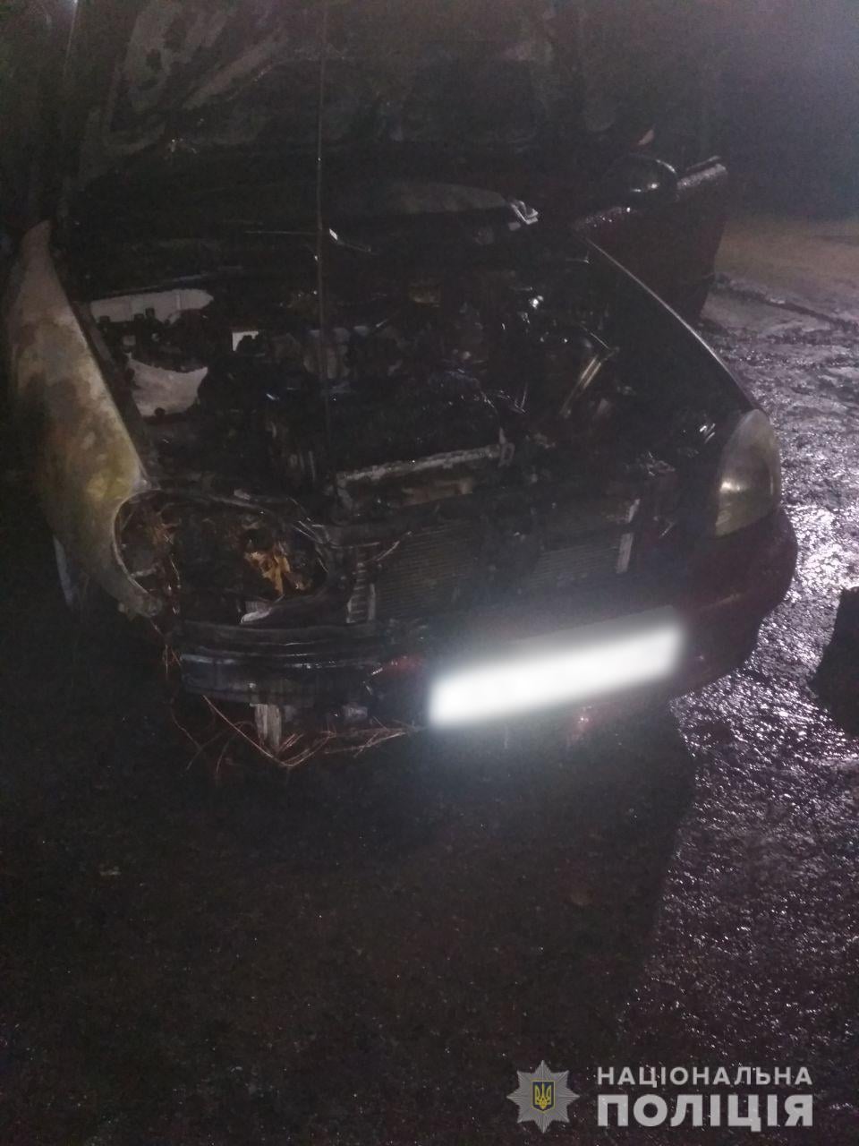 В Харькове поджигатели полностью уничтожили два припаркованных автомобиля. Фото: Нацполиция