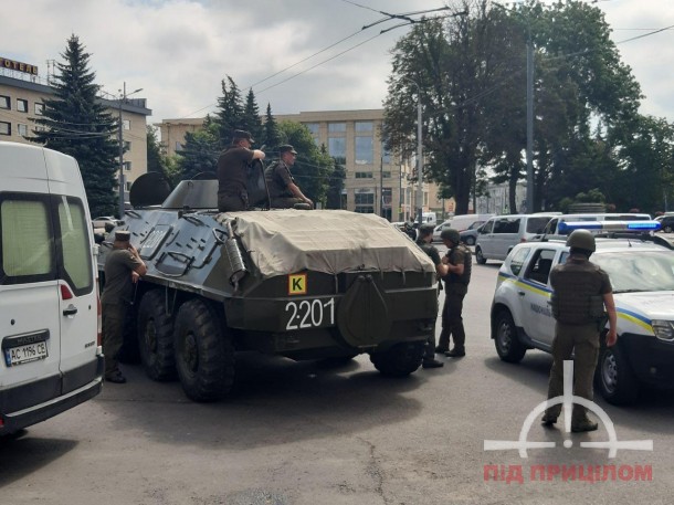 В центр Луцка стягивают военную технику, в связи в захватом автобуса. Фото: "Под прицелом"